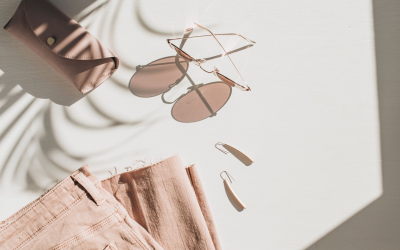 Titre : Les 5 tendances mode incontournables de & ANNEE(AUJOURDHUI()) &
Introduction
En & ANNEE(AUJOURDHUI()) &, la mode s’affranchit des frontières physiques et concepts traditionnels. Nouveaux matériaux, innovation digitale, réinterprétation des codes de genre… Ce panorama incisif décrypte les signaux forts qui façonnent l’industrie aujourd’hui et dessinent les silhouettes de demain.
1. La dématérialisation assumée : la mode digitale
Plus qu’un simple gadget, la fashion tech s’impose. En & ANNEE(AUJOURDHUI()) &, les plateformes de métavers collaborent avec des maisons traditionnelles : la dernière collection capsule de Maison X se porte uniquement en NFT, validant le statut du vêtement virtuel comme nouvel accessoire de prestige. Derrière l’éclat pixelisé, c’est une logique de rareté et de spéculation qui s’installe, bousculant la notion même d’exclusivité.
2. L’assaut des matières biosourcées
La quête d’innovation durable atteint un nouveau pallier. & ANNEE(AUJOURDHUI()) & voit émerger des cuirs labellisés sans tannage chimique, des fibres issues d’algues marines et des tissus “upcyclés” à grande échelle. Point critique : la filière reste encore morcelée. Si quelques acteurs (Labo Y, Atelier Z) affichent une transparence totale, la massification de ces procédés exigera une régulation renforcée pour éviter le greenwashing.
3. Fluidité et déconstruction des genres
Le vestiaire unisexe s’affirme comme nouvelle normalité. Dans les collections printemps-été & ANNEE(AUJOURDHUI()) &, on observe une uniformisation des volumes et une palette chromatique neutre. À la fois minimaliste et audacieuse, cette évolution interroge les codes binaires hérités : chemises oversize, pantalons tailleur aux coupe épurées et trenchs revisités. L’effet est déconstruit, sans toutefois renoncer à la sophistication.
4. Techwear et fonctionnalité urbaine
Allier style et performance technique n’a jamais été aussi cohérent. Parkas résistantes aux intempéries, vêtements à régulation thermique, systèmes d’éclairage intégrés… & ANNEE(AUJOURDHUI()) & confirme la montée en puissance d’un design utility, où chaque zip et coutures soudées répondent à une exigence concrète. Cette hybridation entre outdoor et high fashion commence à saturer le streetwear, poussant les créateurs à repenser l’ergonomie des silhouettes.
5. Réinterprétation du passé sans nostalgie
La tendance revival est toujours présente, mais débarrassée du folklore vintage. Plutôt que copier les années 1990 à l’identique, les collections intiègrent ponctuellement un motif graphique ou une coupe emblématique, pour mieux les décontextualiser. Le résultat ? Des références subtiles, qui se fondent dans un univers contemporain et graphique, plutôt que dans une reconstitution pure et dure.
Conclusion
& ANNEE(AUJOURDHUI()) & se dessine comme une année charnière, où innovation technologique, responsabilité écologique et liberté créative convergent. Reste à voir quels acteurs sauront réellement traduire ces signaux en opérations cohérentes, et qui se contenteront d’opérations de communication. Dans tous les cas, le secteur bouge plus vite que jamais, imposant une vigilance continue pour déceler les vraies ruptures.